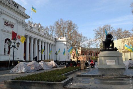 Небольшой палаточный городок появился под зданием Одесского городского совета.