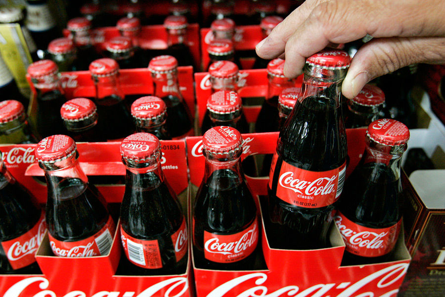 Продажи Coca-Cola впервые снизились на треть.