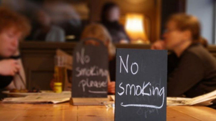 Opt patroni de restaurante, amendaţi pentru că au permis fumatul în incinta localurilor. Foto: agora.md