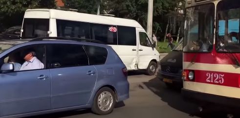 În accident au fost implicate doar microbuzul de pe ruta 103 și automobilul de model Wolksvagen. Foto: captura video youtube.com