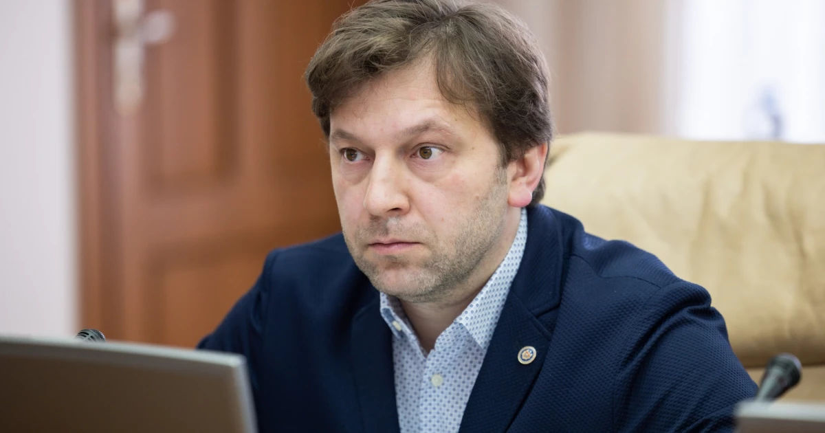 Министр экономики Дмитрий Алайба получил на карту повышенную зарплату.