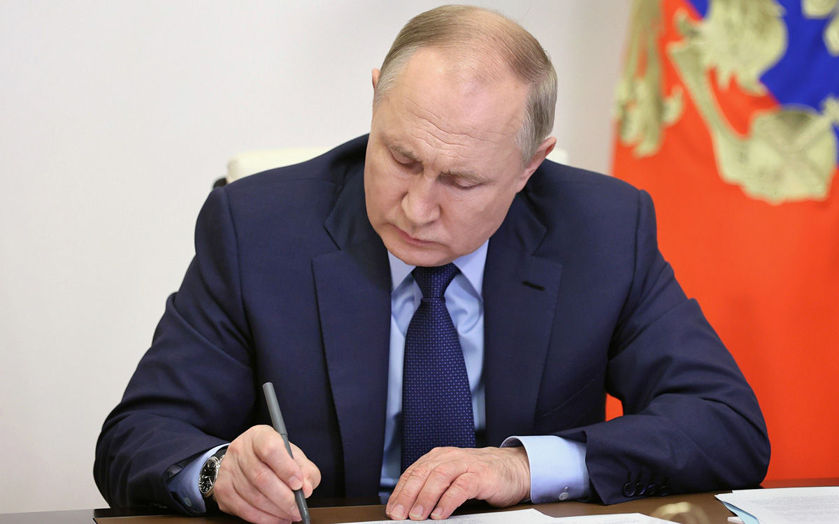 Путин подписал указ об упрощенном приеме в гражданство для двух областей Украины.