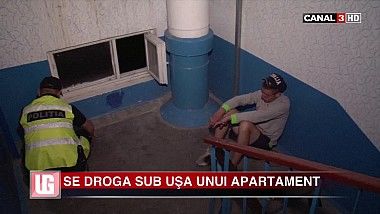 Isprava unui tânăr: Se droga sub uşa unui apartament. Foto: Captură Video