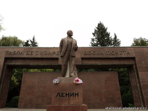 Люди, пришедшие почтить память Владимира Ленина, с ностальгией вспоминали о Советском Союзе. Фото: vitaliikozak.photoshare.ru