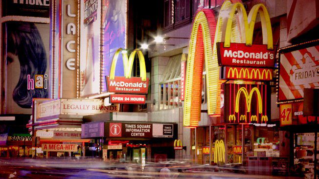 Сеть McDonald's объединяет свыше 35 тыс. ресторанов более чем в 100 странах и обслуживает свыше 70 млн клиентов каждый день.   фото: adweek.com