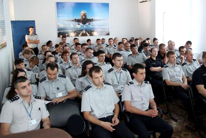 Первыми инструктаж прошли сотрудники погранпоста, расположенного в Международном аэропорту Кишинэу.