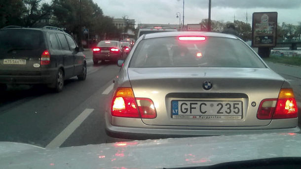 В Украине начали изымать авто на иностранных номерах.