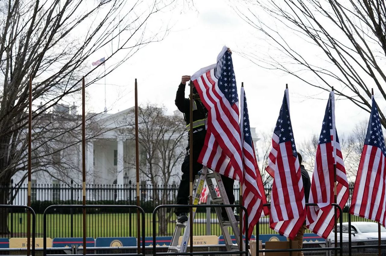 Советник президента США ушел в отставку из-за травли подчиненных.