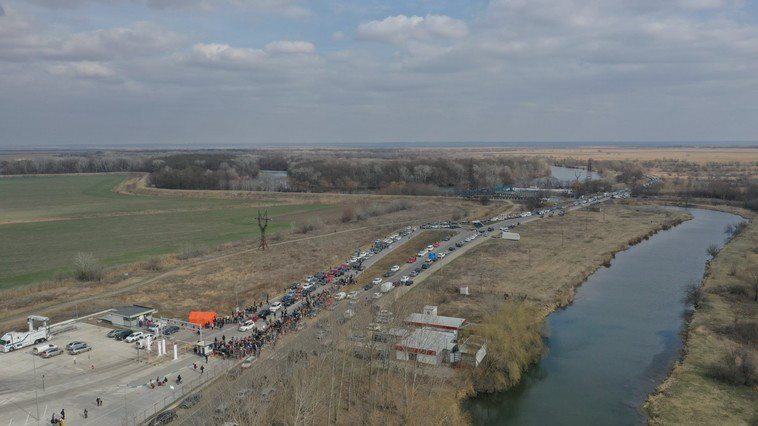 На ряде пунктов пересечения границы наблюдаются очереди.