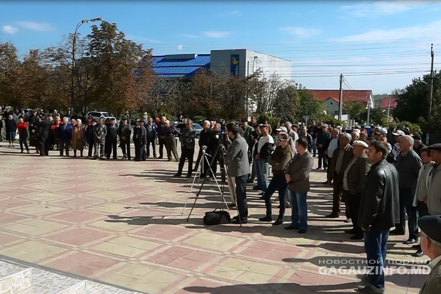 Собравшиеся на митинге люди потребовали от депутатов НСГ объявить о проведении на территории Гагаузии в ноябре-декабре этого года референдума по отложенному статусу автономии.