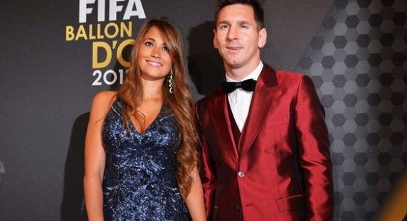 Fotbalistul argentinian al echipei FC Barcelona, Lionel Messi, şi partenera sa Antonella Roccuzzo, se vor căsători în vara anului viitor.