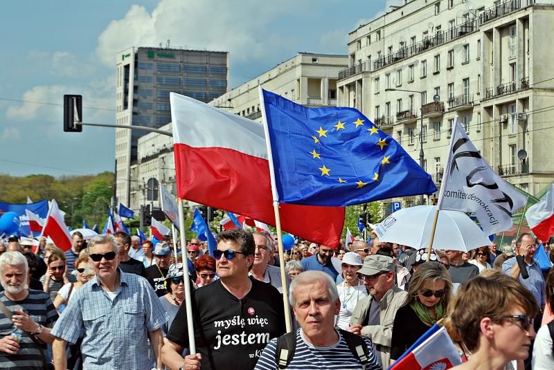 Comisia Europeană a lansat procedura de activare a articolului 7 al Tratatului UE contra Poloniei.