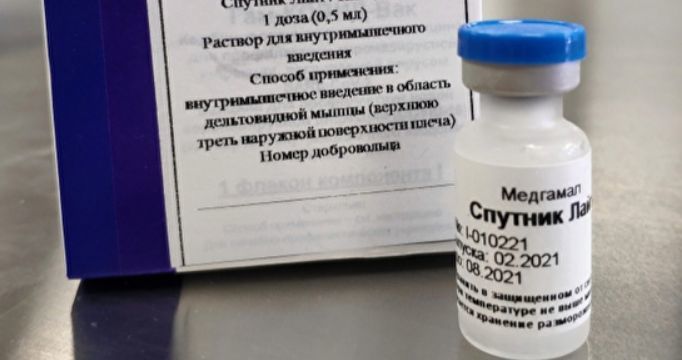 В России зарегистрировали однокомпонентную вакцину "Спутник Лайт".