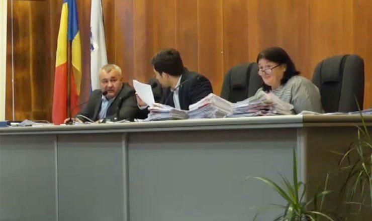 Председательствующий на заседании член той же фракции Дмитрий Пасат решил оборвать речь примара в грубой форме.