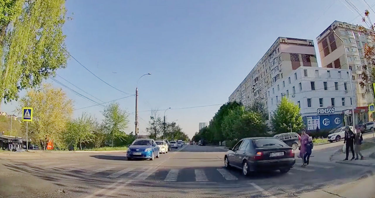 Родители с детьми едва не угодили под колеса авто на пешеходном переходе.