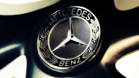 Mercedes возглавил тройку главных "люксовых" брендов автомобилей.