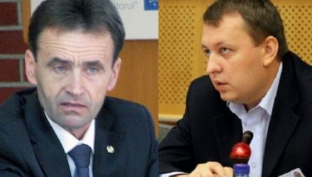 Totodată, Petrenco s-a revoltat că atunci când deputații din AIE recurg la insulte, nu sunt penalizați, spre deosebire de deputații comuniști.
