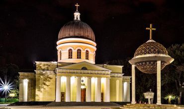 Păreri împărțite referitor la construcția clădirii din spatele Catedralei. Foto: Wikimapia