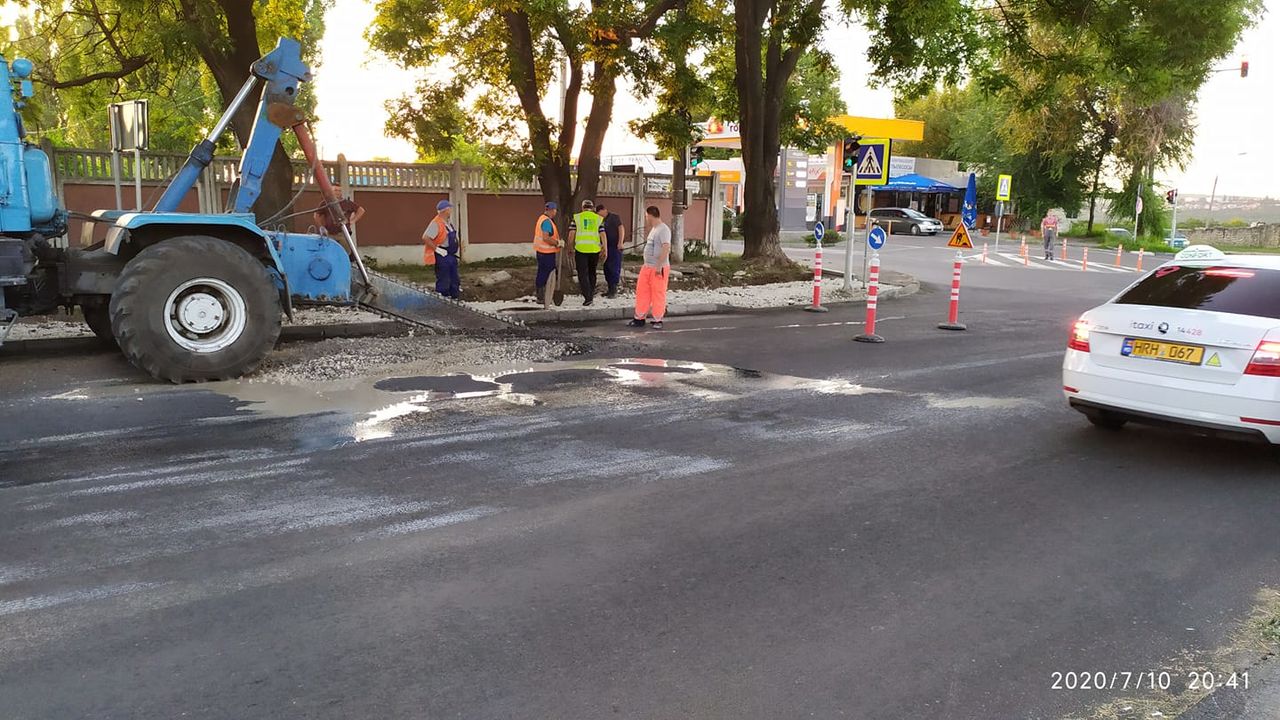 Коммунальщикам пришлось разломать свежеуложенный асфальт из-за протечки трубы.