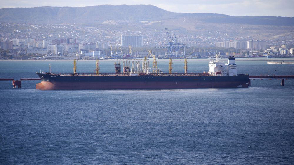 ЕС запретил импорт нефти и ограничил цены на нефтепродукты из России.