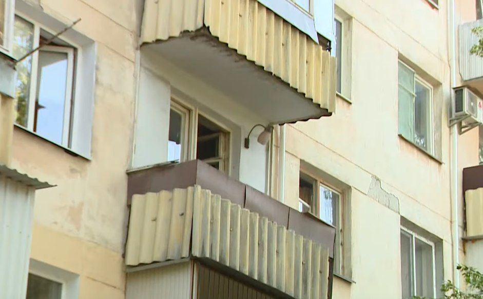 17-летняя девушка выпала с балкона третьего этажа одного из домов Тирасполя. 