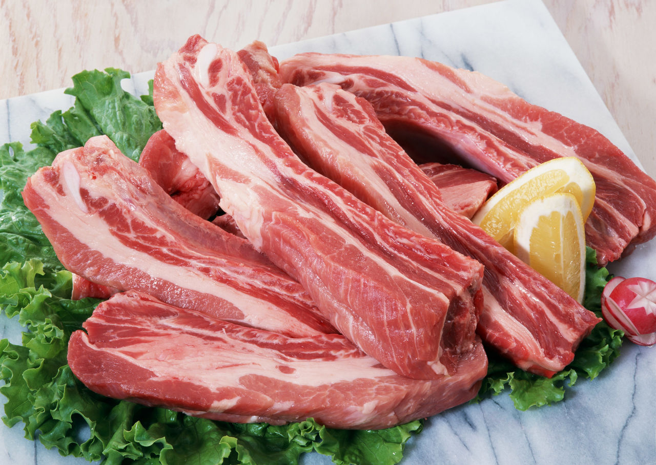 Для имитации вкуса и текстуры свинины используется в основном пшеница, грибы шиитаке и бобы сорта мунг. 