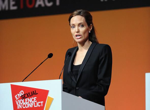 Angelina Jolie neagă că a făcut „jocuri psihologice crude” cu copiii nevoiași
