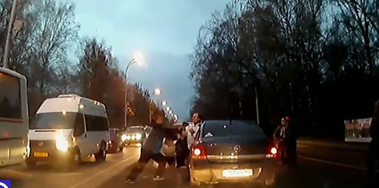 Poliţia vă îndeamnă să sunaţi la 902 atunci când observaţi astfel de scene.