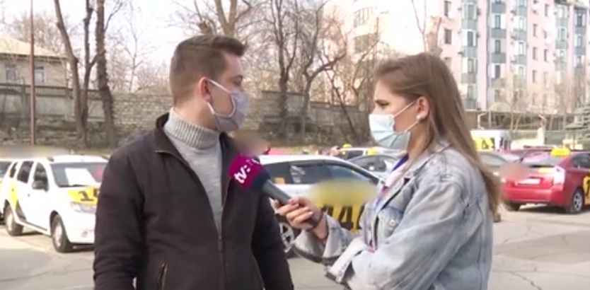 Таксисты устроили флешмоб в память об умерших от коронавируса.