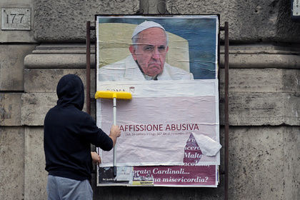 Плакаты с критикой понтифика Риме. Фото: Max Rossi / Reuters