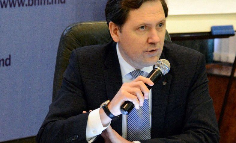 Moloşag susţine că deocamdată BNM nu are o soluţie pentru cele trei bănci. „Vom vedea ce se va întâmpla în continuare cu Banca de Economii, Banca Socială şi Unibank”.