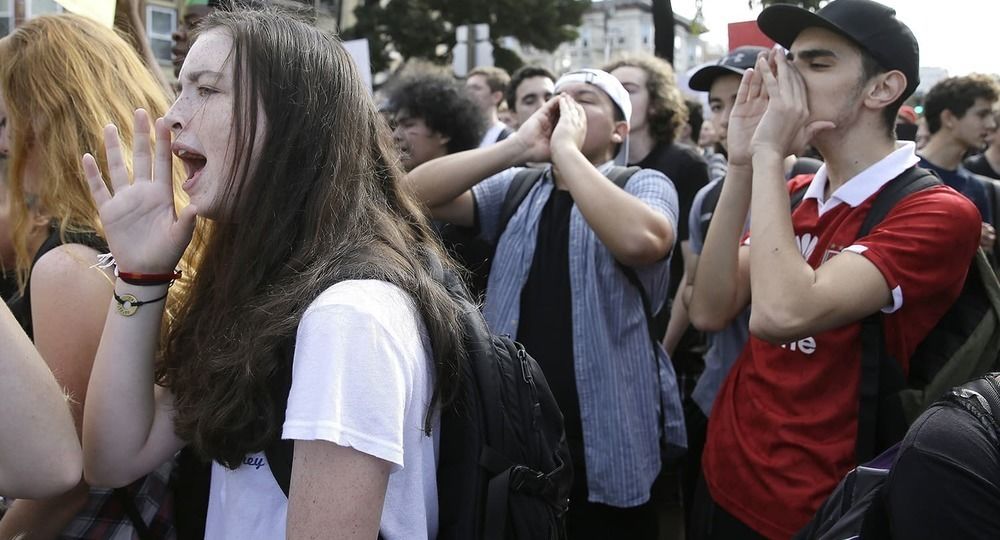 В США школьникам разрешили прогуливать уроки для участия в акциях протеста.