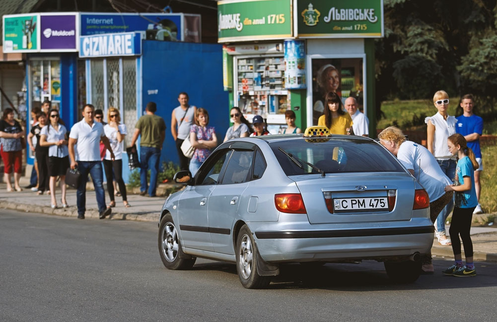 Пользователи Facebook предлагают водителям не быть равнодушными к жителям столицы.