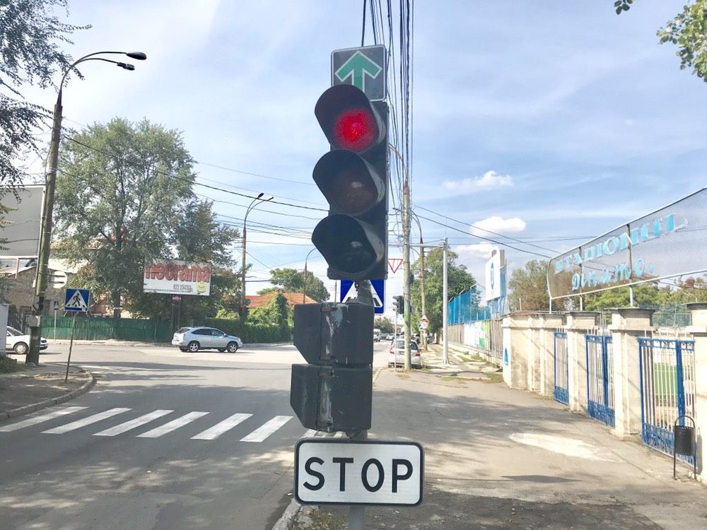 Intersecţiile din Capitală unde maşinile pot trece la culoarea roşu. Foto: lifehack.md