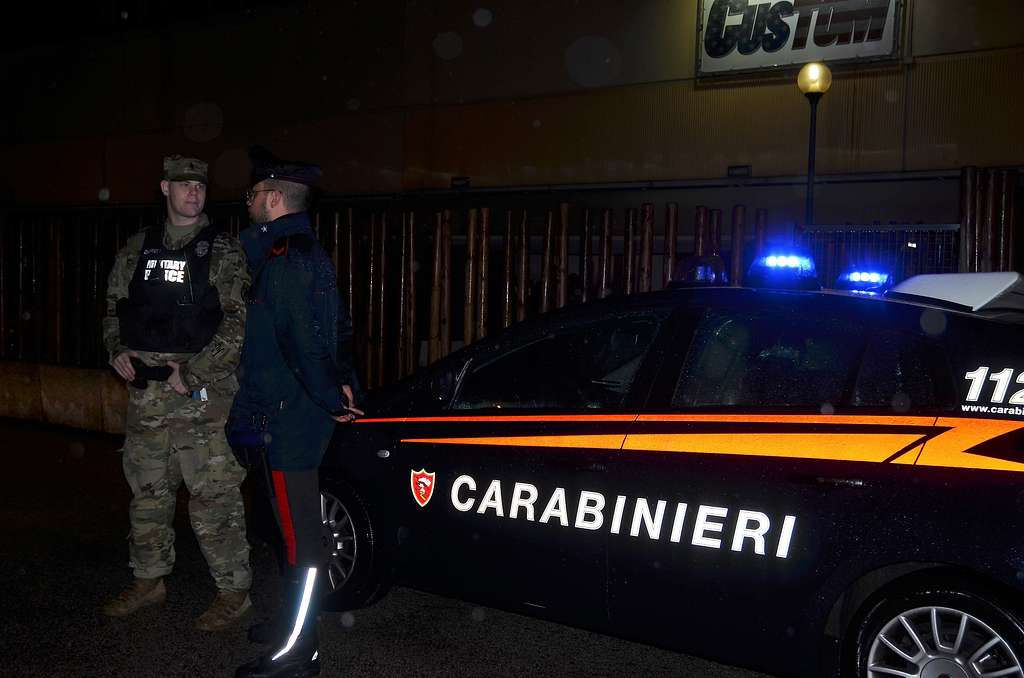В Италии молдаванин устроил дебош в пиццерии и угрожал ножом полицейским.