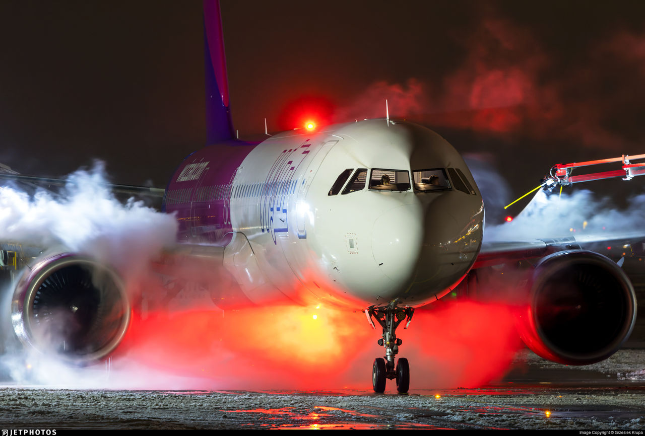 Зарплаты до 81 000 евро в год: Wizz Air набирает пилотов и стюардесс в Молдове.