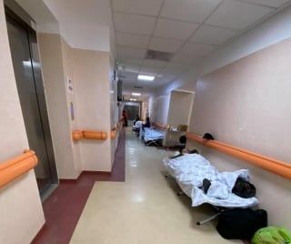 В больнице Каушан COVID-пациентов размещают в коридорах.
