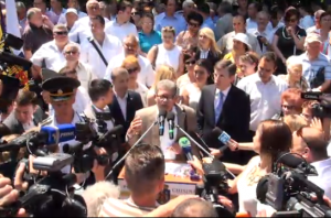 Imediat ce a încheiat de prezentat raportul de activitate, niște cetățeni au tăbărât în direcția lui Chirtoacă.