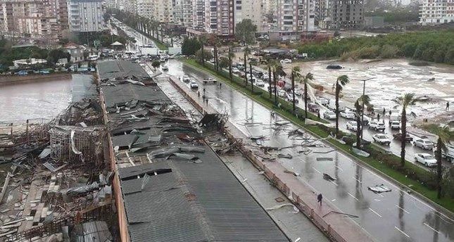 Жертвами стихии стали 2 человека в Кумлудже и Кемере. 