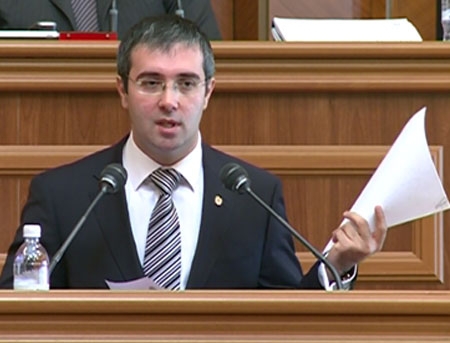 Îndată după anunțul că aderă la fracțiunea parlamentară a democraților, Sârbu a scris și cerere de aderare la Partidul Democrat și a devenit și membru al Consiliului Național Politic al PD.