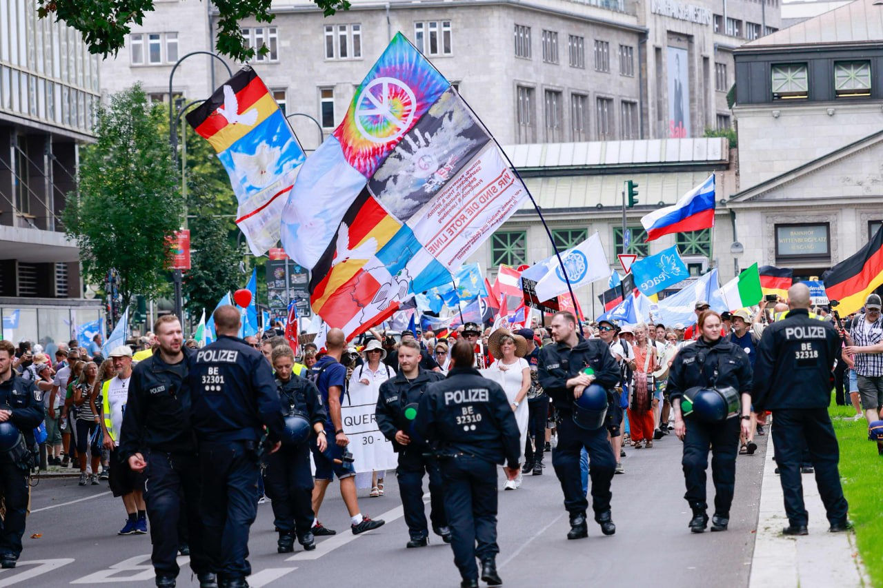Противники коронавирусных ограничений устроили протест в Берлине.