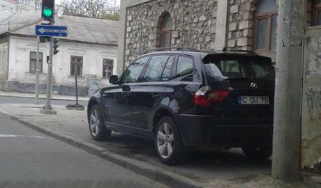 O maşină a fost surprinsă parcată neregulamentar chiar în centrul capitalei. Foto: jurnal.md