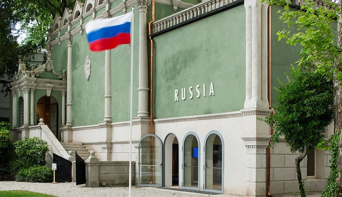 Еврокомиссия может лишить Венецианскую биеннале европейских грантов за участие России.