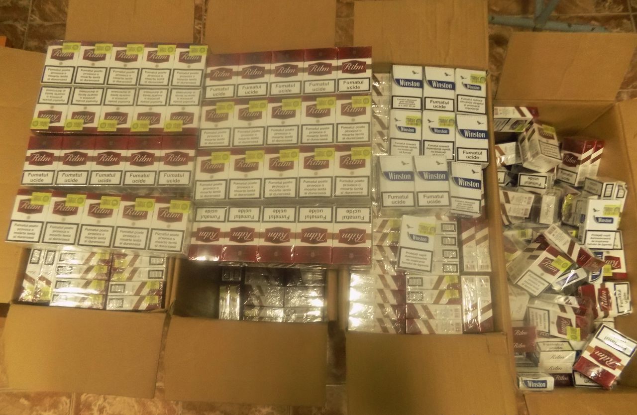 Всего сотрудники таможни извлекли из тайников 38 380 сигарет. Фото: customs.gov.md.