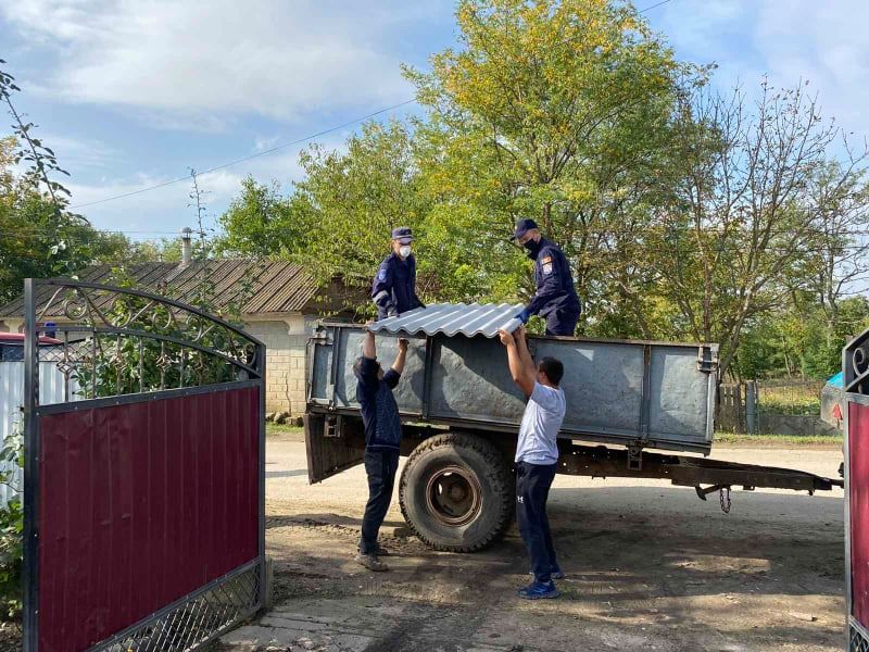 Спасатели продолжают доставлять стройматериалы в пострадавшие районы.