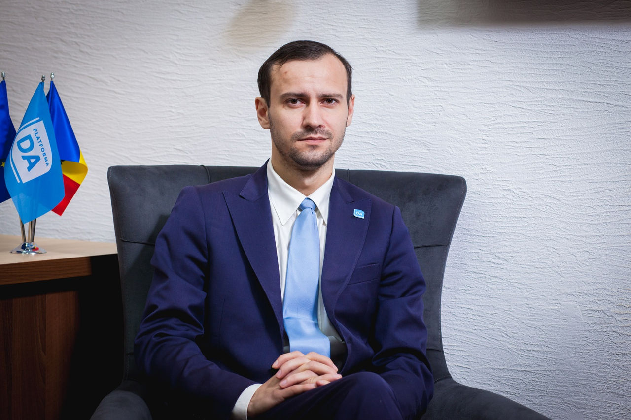 Plîngău: Poliția a cerut să fie date jos banerele de pe casele colegilor noștri.