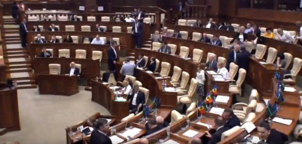 Parlamentul a votat în lectura a doua proiectul privind statutul municipiului Chişinău.  Foto: Captura video/omg.md