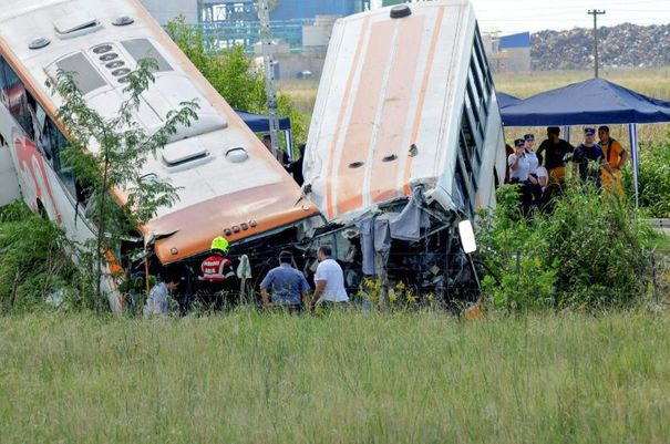 Mai multe persoane, inclusiv copii, au fost rănite după o coliziune între două autocare şi patru autoturisme.