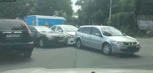 Автомобилисты, застряли сегодня в пробке.