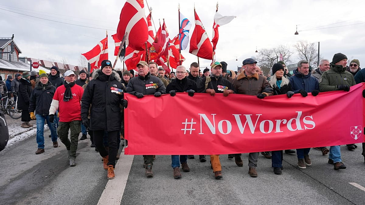 Датчане и итальянцы протестуют против последних действий администрации США.